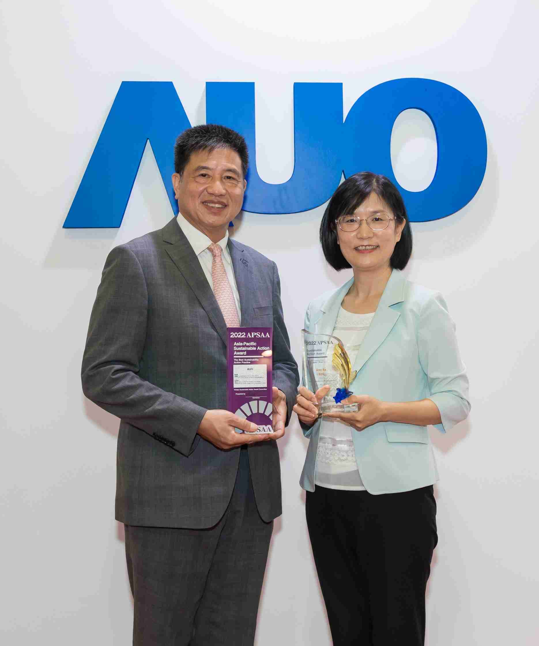 MG电玩长期垫筑永续远景的基石，，，，透过ESG暨气候委员会逐步实践永续策略蓝图。。。。其中，，，，MG电玩光电永续长古秀华带领团队、、、、制定中长期目标，，缔造多面向亮眼表现，，，，获得「顶尖永续长奖」的个人奖殊荣（左：MG电玩光电董事长暨执行长彭双浪，，，，右：MG电玩光电永续长古秀华）