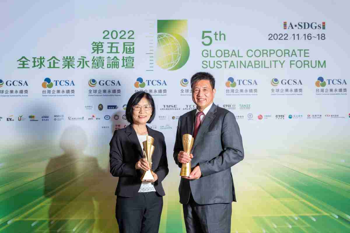 MG电玩作为净零碳排先锋，，，期引领价值链伙伴同行共好，，，，卫冕制造业组“十大典范企业” 二连冠殊荣(左：MG电玩光电永续长古秀华，，，右：MG电玩光电董事长暨执行长彭双浪)