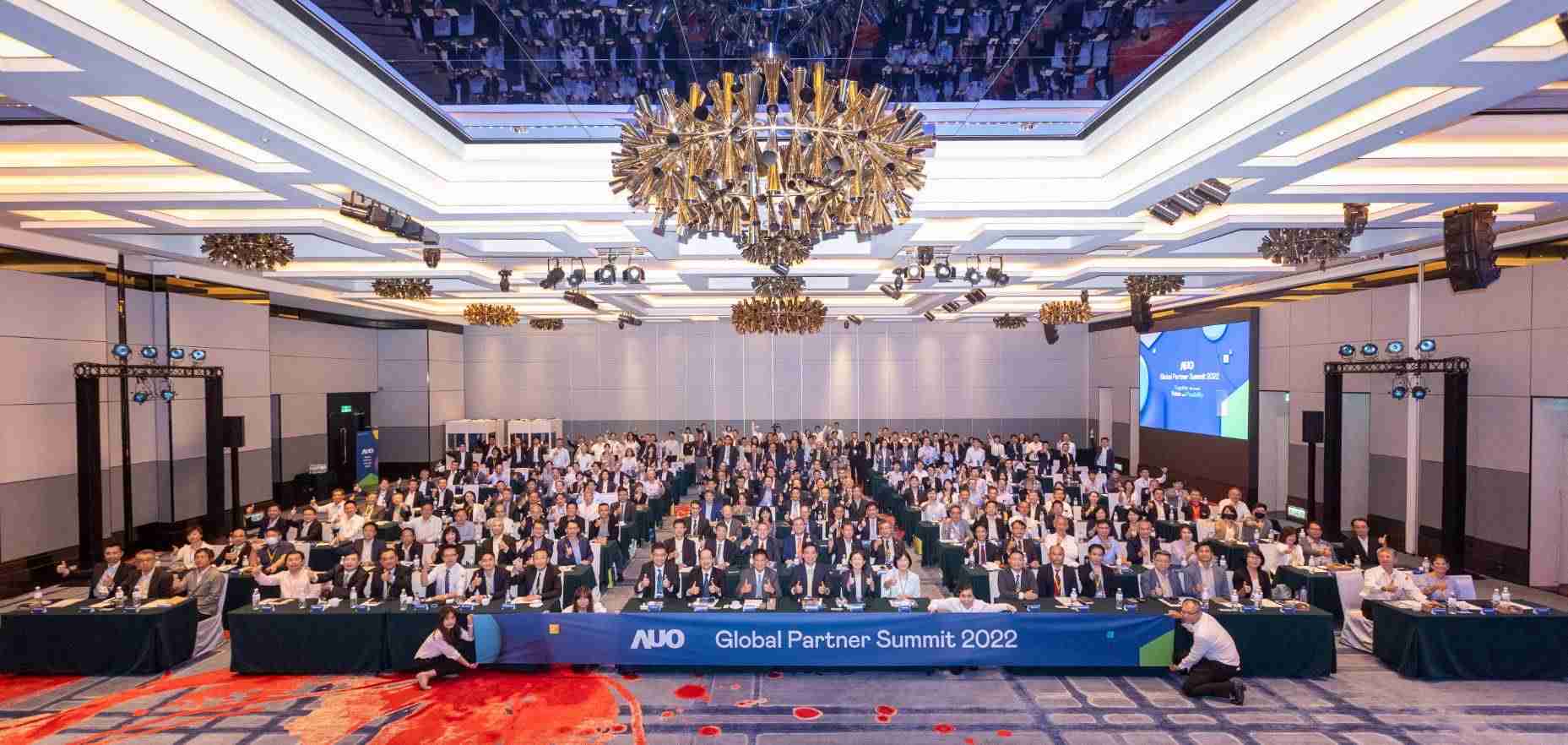 友達推動「安心、、、創新、、用心、、同心、、盡心」五星職旅，，為菲籍員工打造全方位照護，，首度贏得「人權實踐與發展領袖獎」殊榮