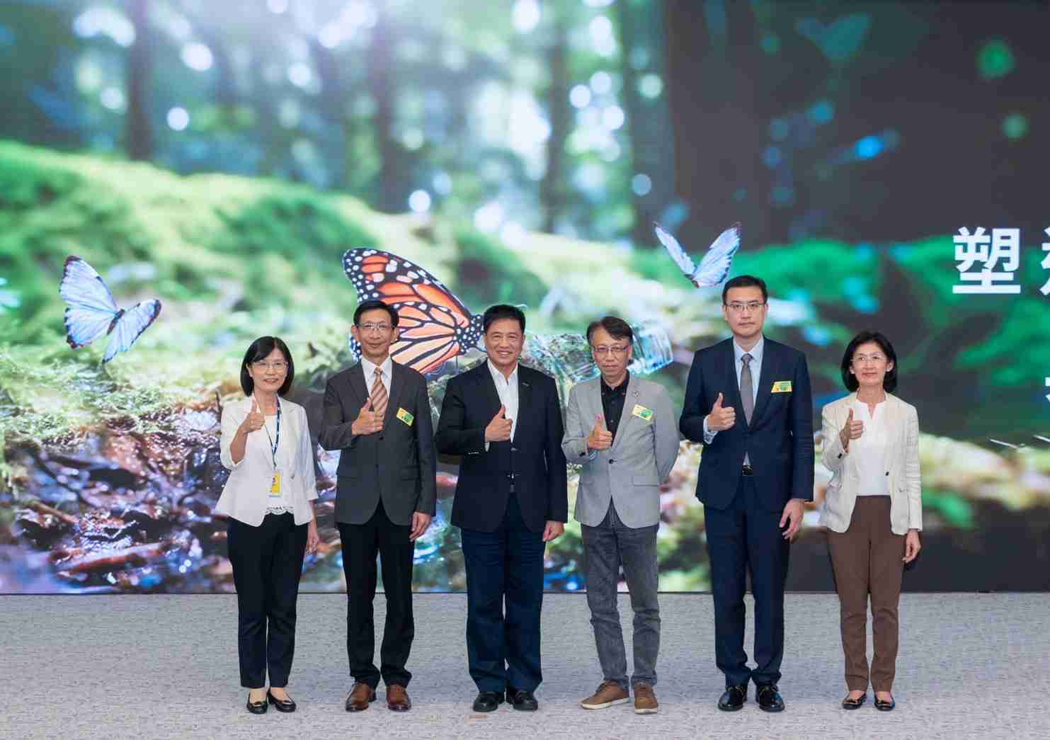 友達2023 CSR共榮大會，，，，邀請領域專家分享交流生物多樣性管理趨勢、、無塑產品、、、、海廢永續塑料等議題  （圖左到右：友達光電永續長古秀華、、、、3M台灣技術長陳君杰、、友達光電董事長暨集團策略長彭双浪、、光寶科技企業永續發展處處長陳慶暉、、安永聯合會計師事務所執業會計師曾于哲、、友達光電供應鏈總部副總經理吳宜芳）