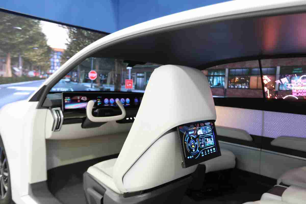 MG电玩的「可卷式后座娱乐显示器」加强后座乘客的感官体验，，，，并保有个性化设计，，，可依使用偏好进行动态调整。。