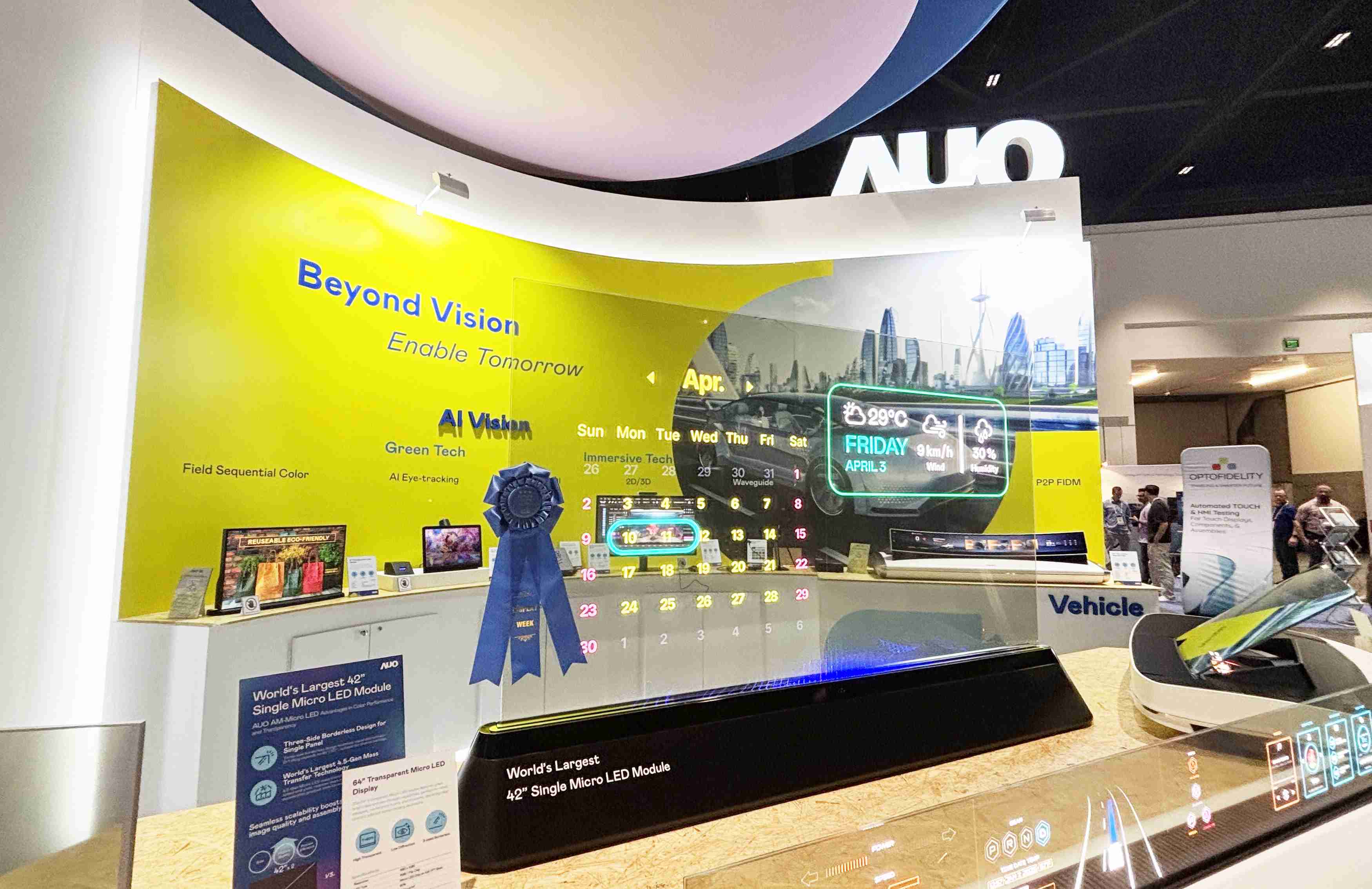 MG电玩64吋透明Micro LED显示器获〝最佳Micro LED技术应用奖〞，，，，其绝妙的透明穿透特性，，，，同时具备1,000 nits的高亮度表现，，，，并透过精细的无缝拼接延伸，，，，可依需求灵活应用于多元场域，，，，展现出Micro LED显示技术划时空的无限潜力